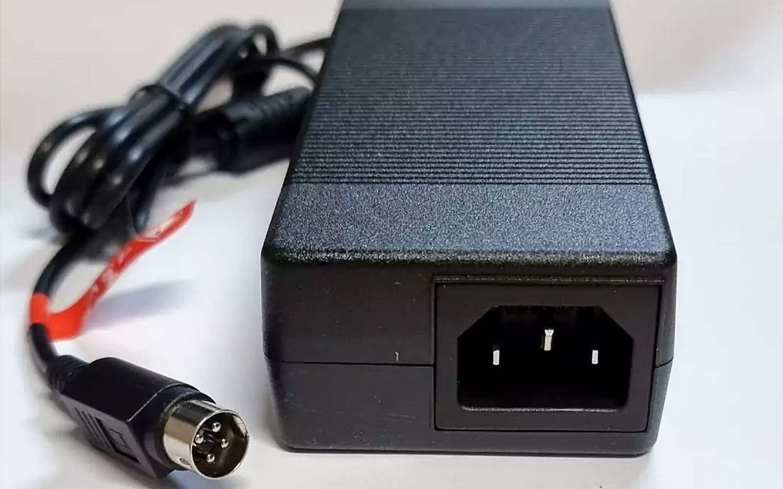 Power supply IEC mains inlet and 4-pin DC lead