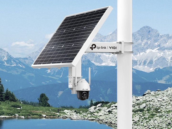 TP-Link VIGI C540-4G camera and 60W solar panel on a pole