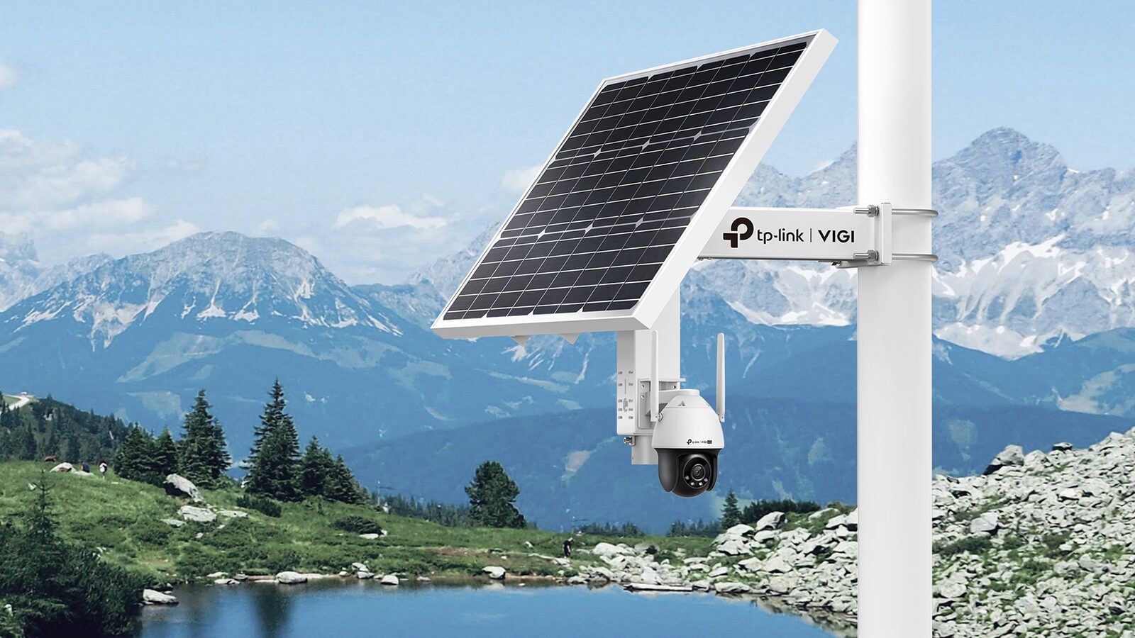 TP-Link VIGI C540-4G camera under the VIGI SP6020 60W solar panel on a pole